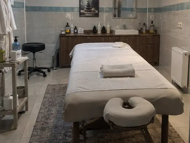 Lavabolu, raflı odada hazır masaj masası — Mecidiye, Masaj Salonun