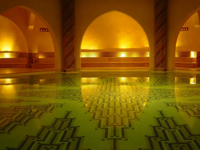 Altın ışıkla aydınlanan kemerli hamam ve mozaik havuz — Mecidiye, Masaj Salonun