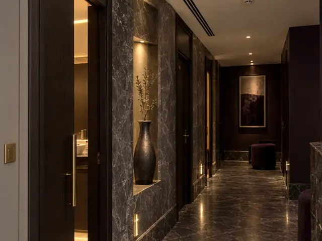 Mermer duvarlı, loş ışıklı salon koridoru — Mecidiye, Masaj Salonun